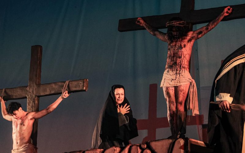 Paixão de Cristo do Monte do Galo reúne mais de 2 mil pessoas na estreia da edição 2026