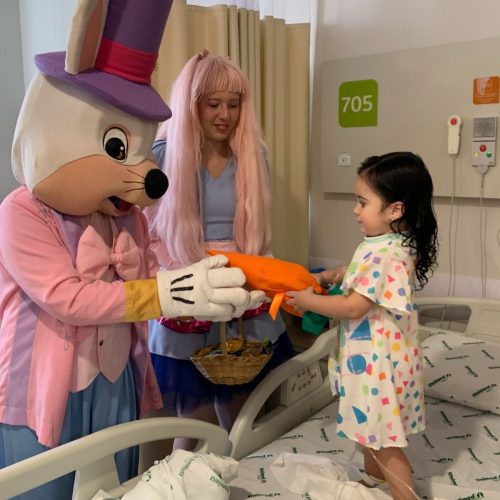 Coelhinho de Páscoa leva acolhimento às crianças no Hospital Unimed Natal
