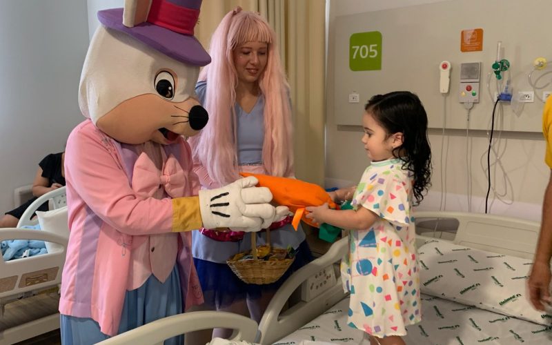Coelhinho de Páscoa leva acolhimento às crianças no Hospital Unimed Natal
