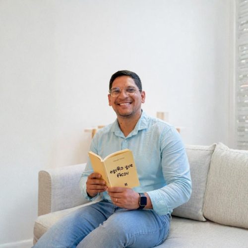 Jornalista Wender Gomes estreia na literatura com obra que explora memória e identidade