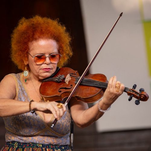 Tiquinha Rodrigues em apresentação autoral no próximo Som da Mata