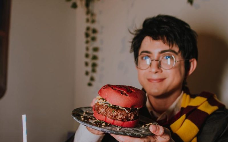 Beco Mágico promove ação com hambúrguer grátis no Dia do Hambúrguer em Natal