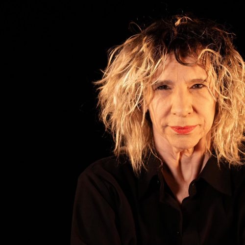 Denise Stoklos apresenta em Natal espetáculo inspirado em Dalton Trevisan