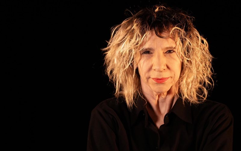 Denise Stoklos apresenta em Natal espetáculo inspirado em Dalton Trevisan