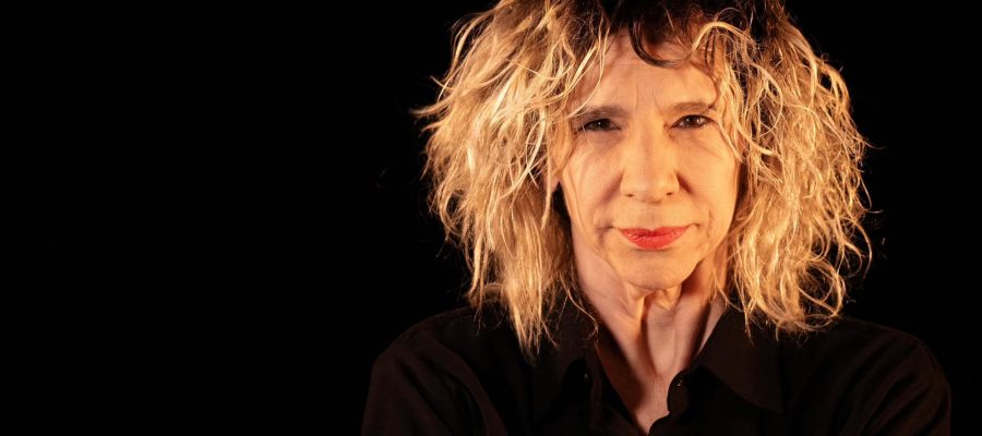 Denise Stoklos apresenta em Natal espetáculo inspirado em Dalton Trevisan