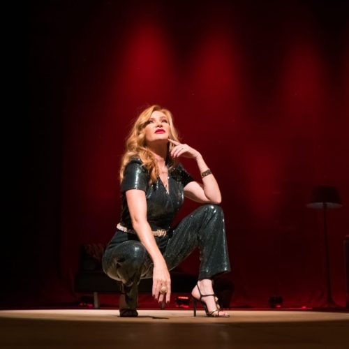 Cátia Damasceno apresenta o espetáculo “O que pode dar errado na cama?” no Teatro Riachuelo