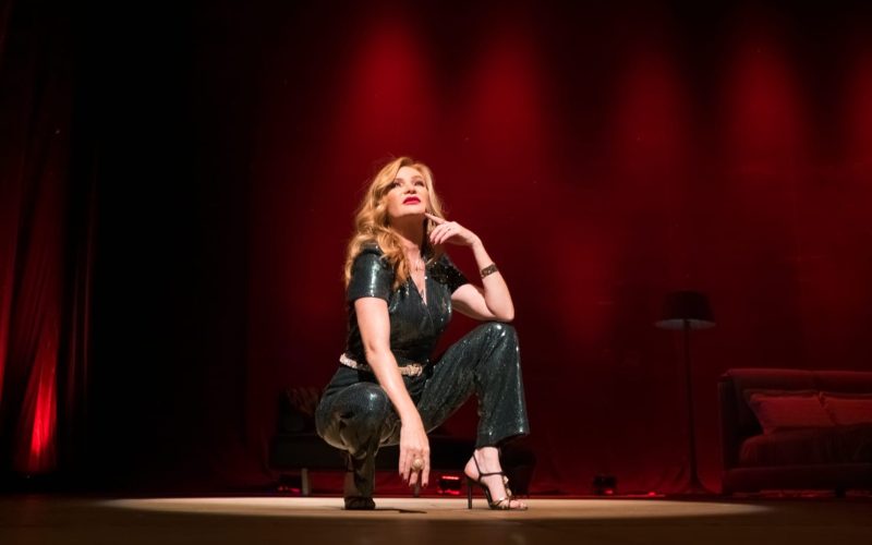 Cátia Damasceno apresenta o espetáculo “O que pode dar errado na cama?” no Teatro Riachuelo