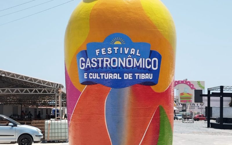 Escultura gigante de garrafa com areia colorida marca entrada do 5º Festival Gastronômico e Cultural de Tibau