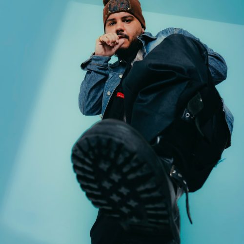 Rompendo com o copia e cola: Emanuismo estreia como rapper com o álbum “Manual de Como Perder Amigos”