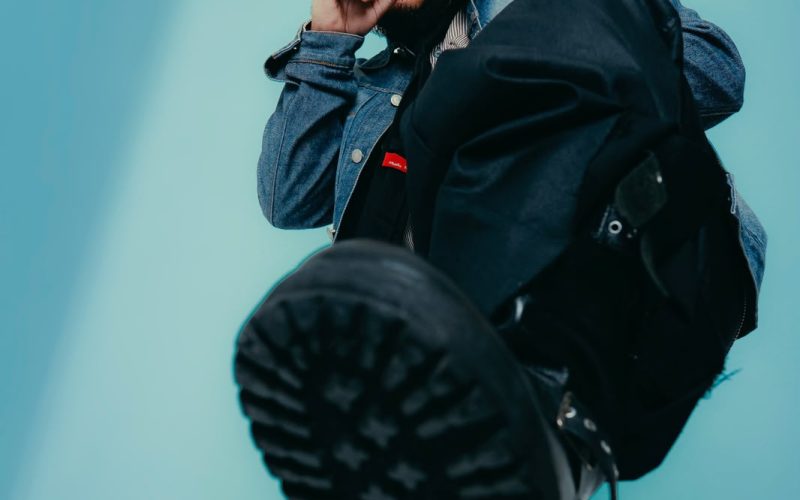 Rompendo com o copia e cola: Emanuismo estreia como rapper com o álbum “Manual de Como Perder Amigos”
