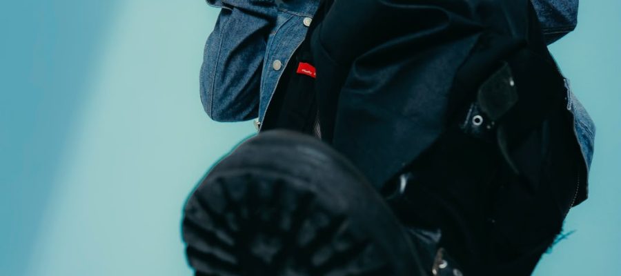 Rompendo com o copia e cola: Emanuismo estreia como rapper com o álbum “Manual de Como Perder Amigos”