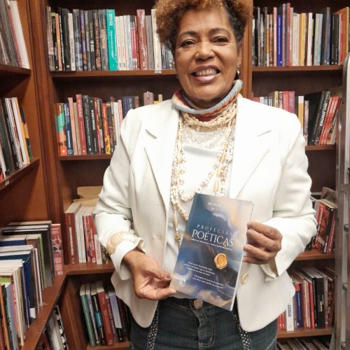 Escritora Deth Haak lança o livro Profecias Poéticas em Natal
