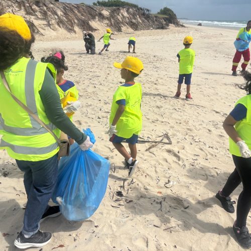 Projeto do Aeroporto de Natal conscientiza crianças com limpeza na Praia da Redinha