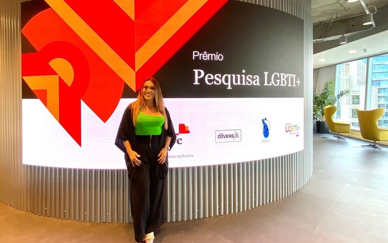 Egressa do IFRN é premiada por dissertação sobre trajetórias escolares de professoras trans