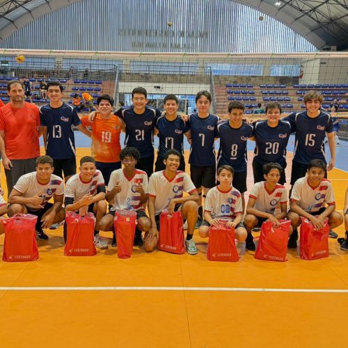 Atletas de vôlei do CEI presenteiam time adversário com tênis novos ao final de partida