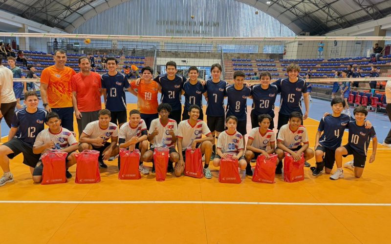Atletas de vôlei do CEI presenteiam time adversário com tênis novos ao final de partida