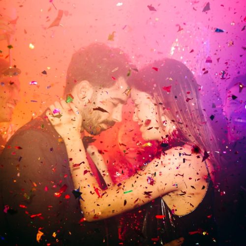 Noite dos Solteiros aposta em cupidos e adesivos de relacionamento para celebrar o 12 de junho em Natal