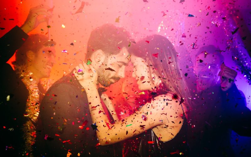 Noite dos Solteiros aposta em cupidos e adesivos de relacionamento para celebrar o 12 de junho em Natal