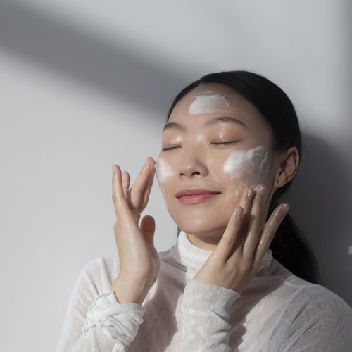 Skincare coreano vira tendência no TikTok e ganha força como protocolo antiaging