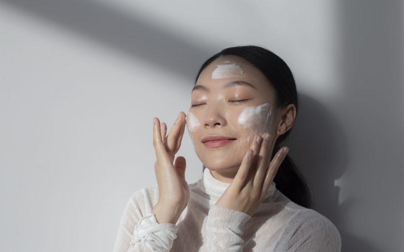 Skincare coreano vira tendência no TikTok e ganha força como protocolo antiaging