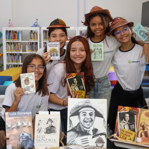 Biblioteca de Parnamirim realiza exposição com o livro sobre Luiz Gonzaga