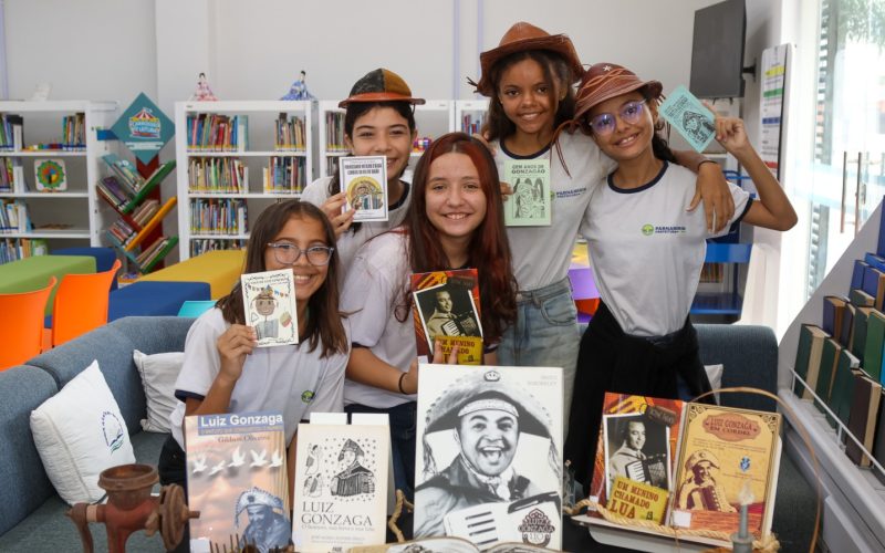 Biblioteca de Parnamirim realiza exposição com o livro sobre Luiz Gonzaga