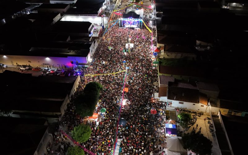 Carnaval de Assú bate recorde na terça (04) com mais de 25 mil foliões ao som de Grafith