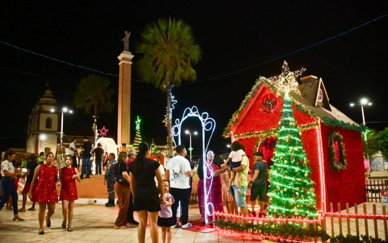 Iluminação de Natal encanta moradores e visitantes na cidade de Assu