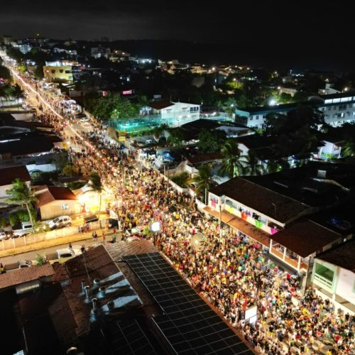 Carnaval de Parnamirim 2024: Durval Lelys arrasta multidão pelas ruas de Pirangi