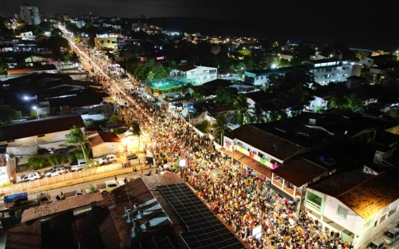 Carnaval de Parnamirim 2024: Durval Lelys arrasta multidão pelas ruas de Pirangi