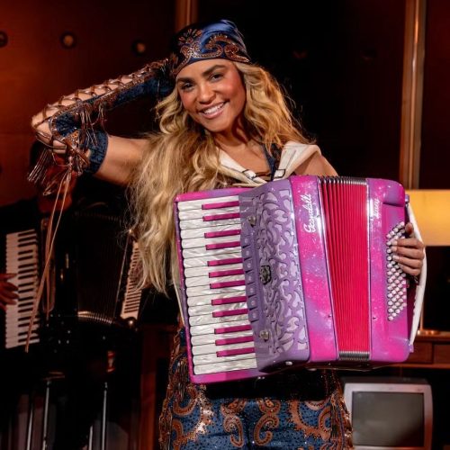 Lucy Alves assina contrato com a Luan Promoções e inicia nova fase na carreira