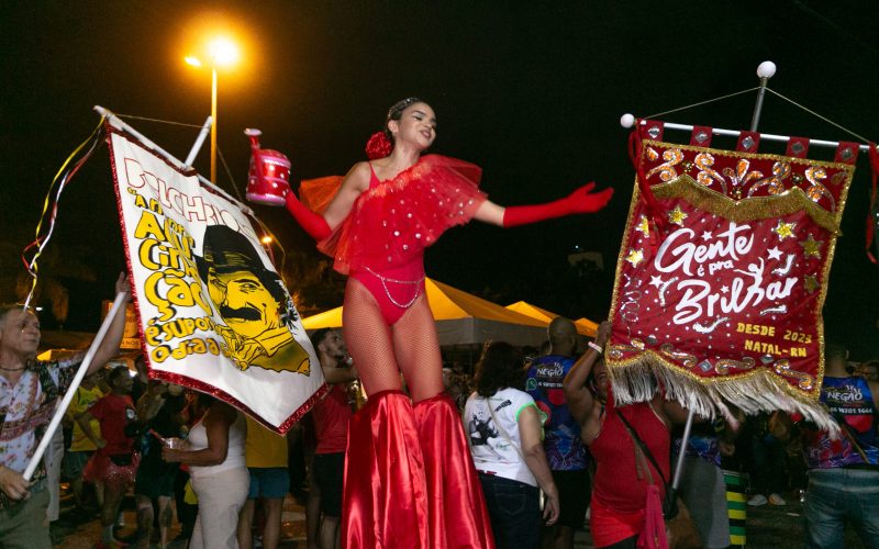 Bloco Gente é pra Brilhar ocupa as ruas de Ponta Negra em clima de folia