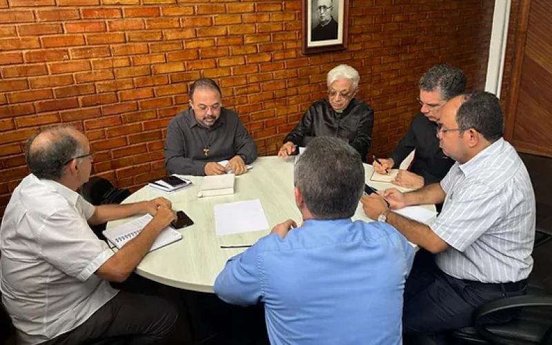 Integrantes da Igreja Católica se reúnem com postulador do Padre João Maria