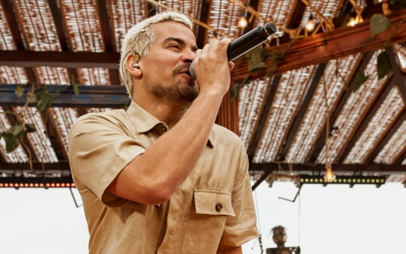 Cantor e ator Thiago Martins apresenta show “Sambinha Vidigal Natal” no dia 17