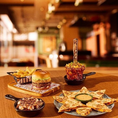 Outback atende pedidos dos consumidores e traz clássicos em campanha com Dani Calabresa