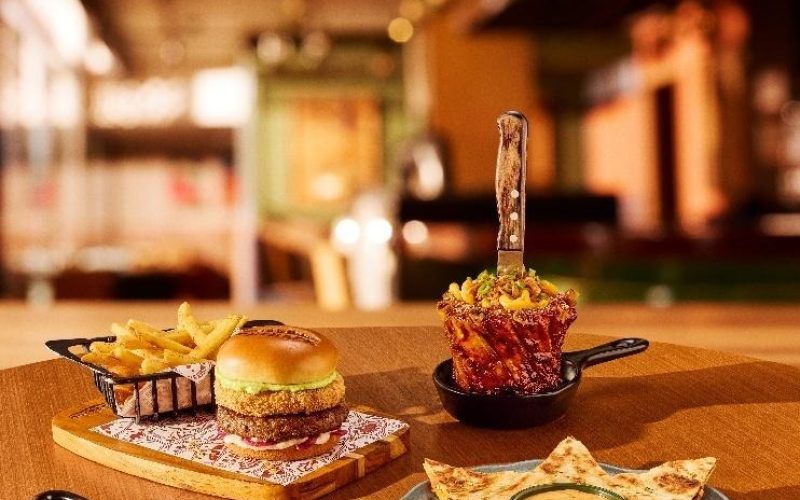 Outback atende pedidos dos consumidores e traz clássicos de volta em campanha com Dani Calabresa