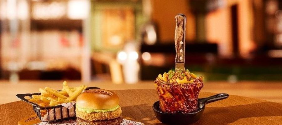 Outback atende pedidos dos consumidores e traz clássicos em campanha com Dani Calabresa