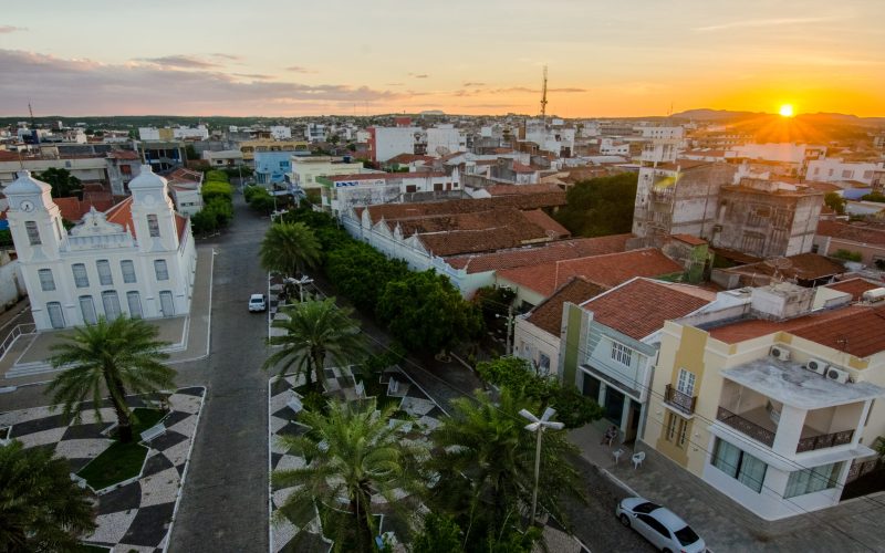 Hoje é dia de Feirinha de Sant’ana em Caicó, com show de Jonas Esticado na Praça do Coreto