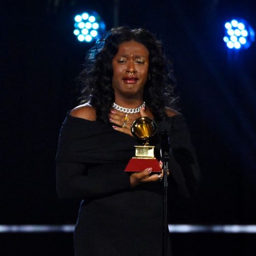 LAS VEGAS, NEVADA - NOVEMBER 17: Liniker accepts the Best MBP Album award for "Indigo Borboleta Anil" onstage during the Premiere Ceremony for The 23rd Annual Latin Grammy Awards on November 17, 2022 in Las Vegas, Nevada. (Photo by David Becker/Getty Images for The Latin Recording Academy)