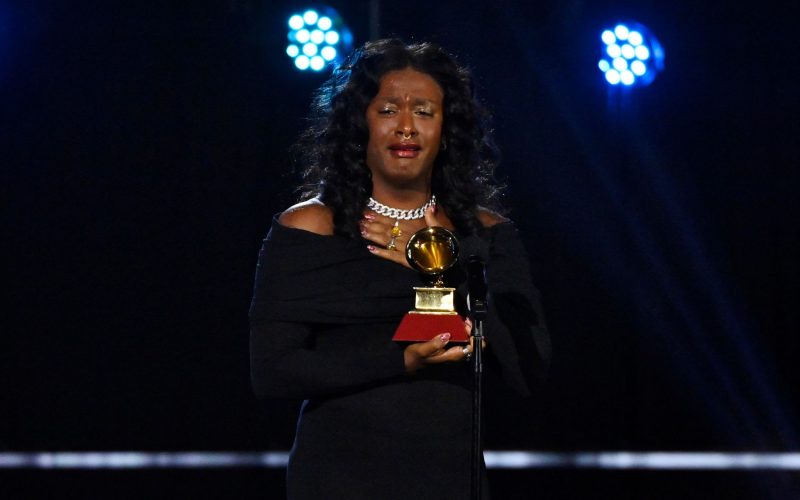LAS VEGAS, NEVADA - NOVEMBER 17: Liniker accepts the Best MBP Album award for "Indigo Borboleta Anil" onstage during the Premiere Ceremony for The 23rd Annual Latin Grammy Awards on November 17, 2022 in Las Vegas, Nevada. (Photo by David Becker/Getty Images for The Latin Recording Academy)