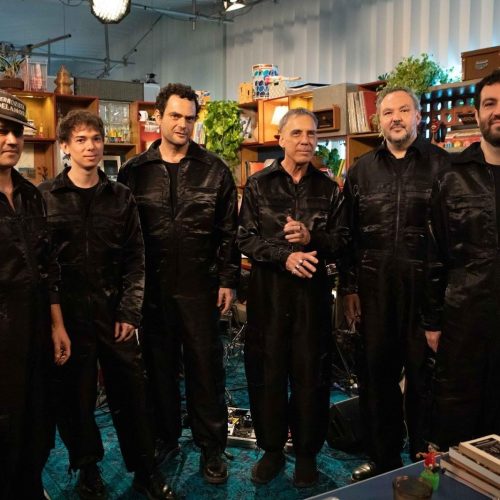 Tiny Desk Brasil recebe poesia e pop multilinguagem de Arnaldo Antunes