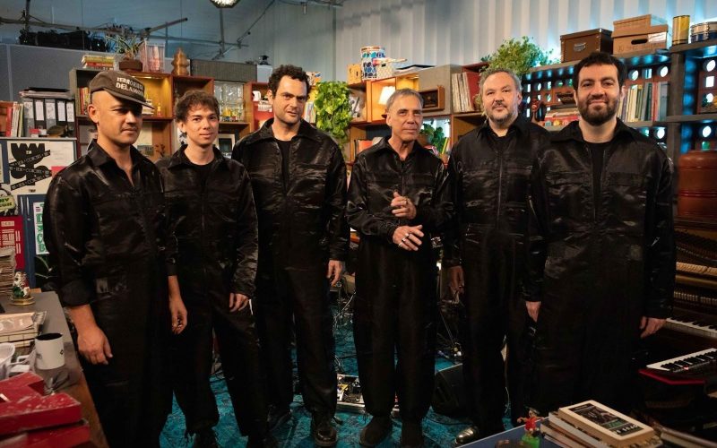 Tiny Desk Brasil recebe poesia e pop multilinguagem de Arnaldo Antunes