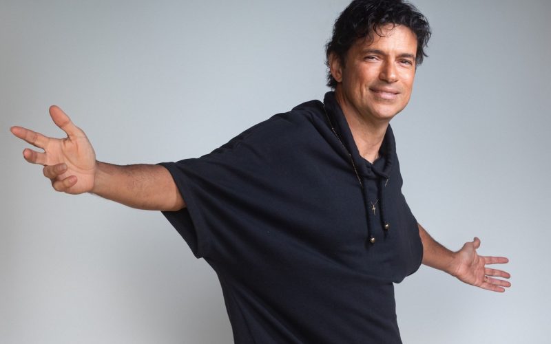 Jorge Vercillo apresenta a TURNÊ JV30 no Teatro Riachuelo no dia 7 de julho