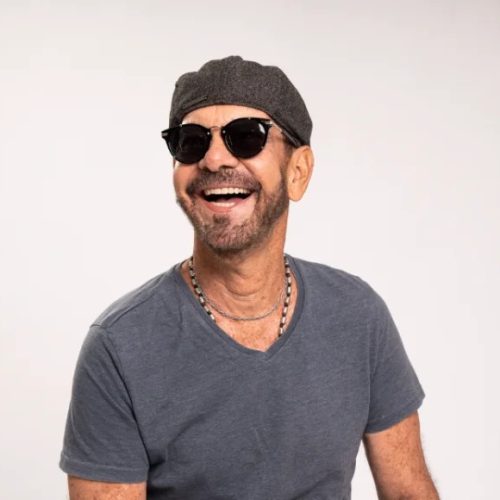 Nando Cordel apresenta o show “De Volta Pro Aconchego” , no Teatro Riachuelo