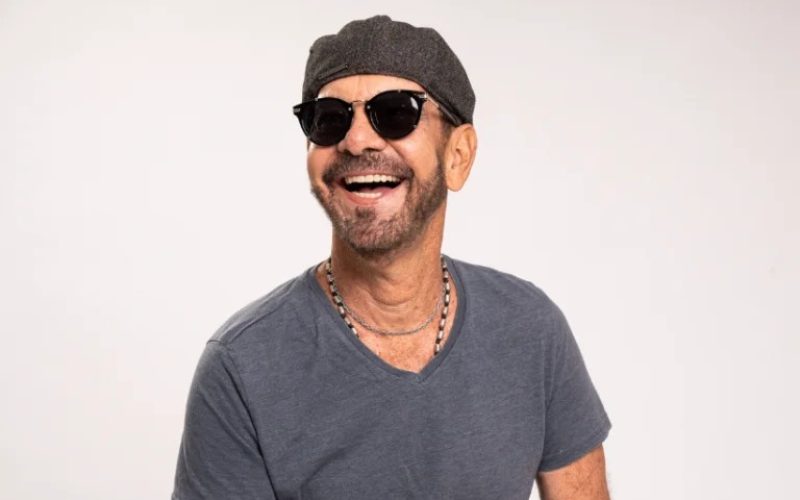 Nando Cordel apresenta o show “De Volta Pro Aconchego” , no Teatro Riachuelo