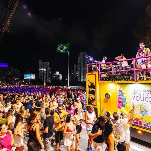 “Nem se Acaba, Nem fica pouco” animou milhares de foliões nas ruas e no Aeroclube