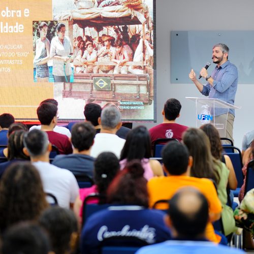 Jornalista Octavio Santiago fala sobre identidade nordestina em aula inaugural na UFRN