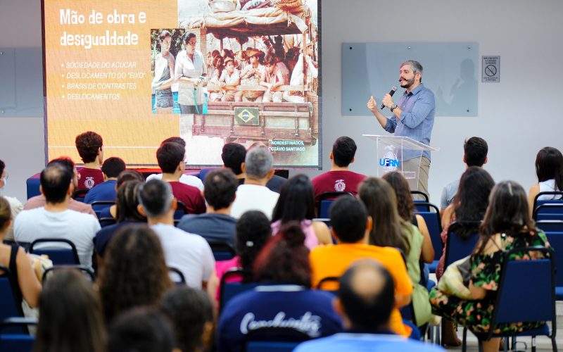 Jornalista Octavio Santiago fala sobre identidade nordestina em aula inaugural na UFRN