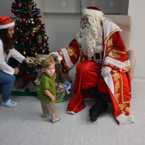 Huol-UFRN distribui presentes e lanches a pacientes da Pediatria na presença do Papai Noel
