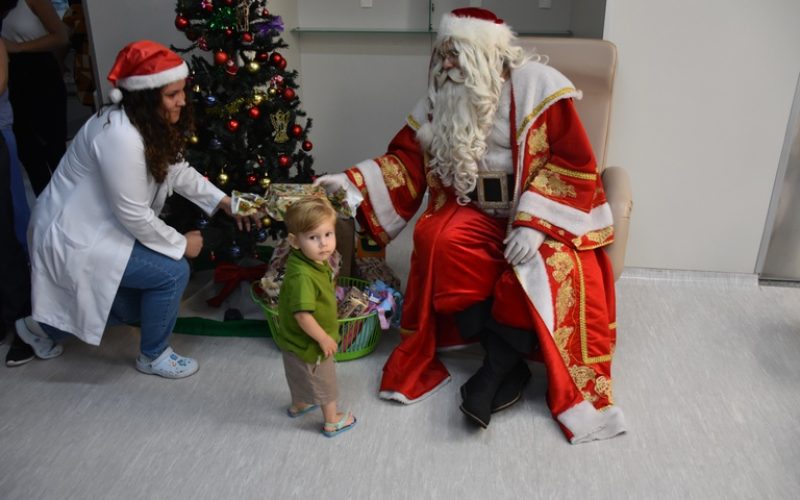 Huol-UFRN distribui presentes e lanches a pacientes da Pediatria na presença do Papai Noel